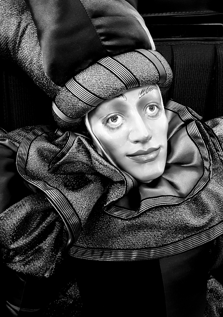 Roger Leege, Inanimate Portraits – DODGING THE RAIN