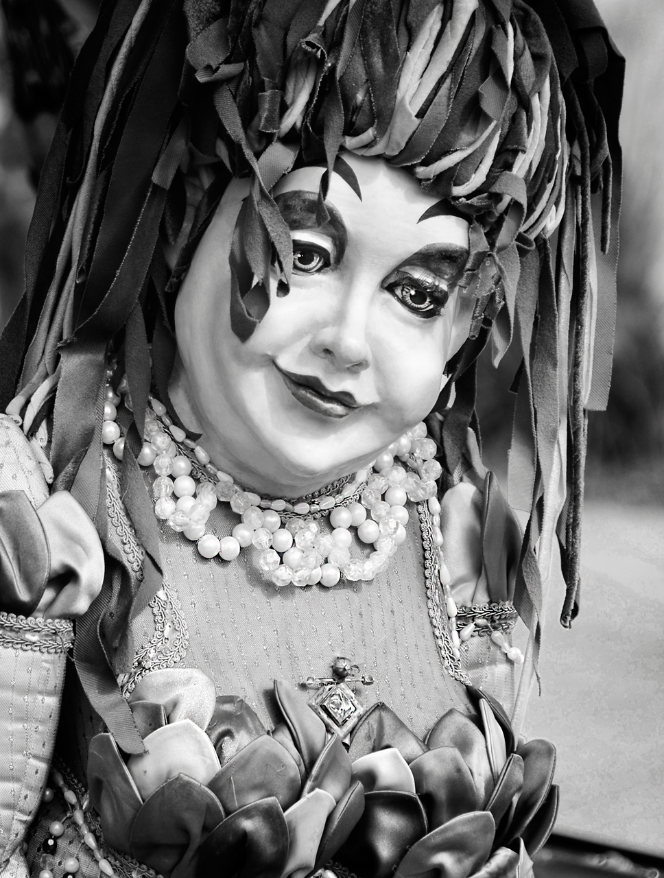 Roger Leege, Inanimate Portraits – DODGING THE RAIN
